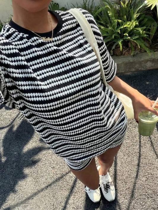 🔥 Limited time offer! 🔥American Vintage 2-Piece Set – Striped Tee + High Waist Shorts